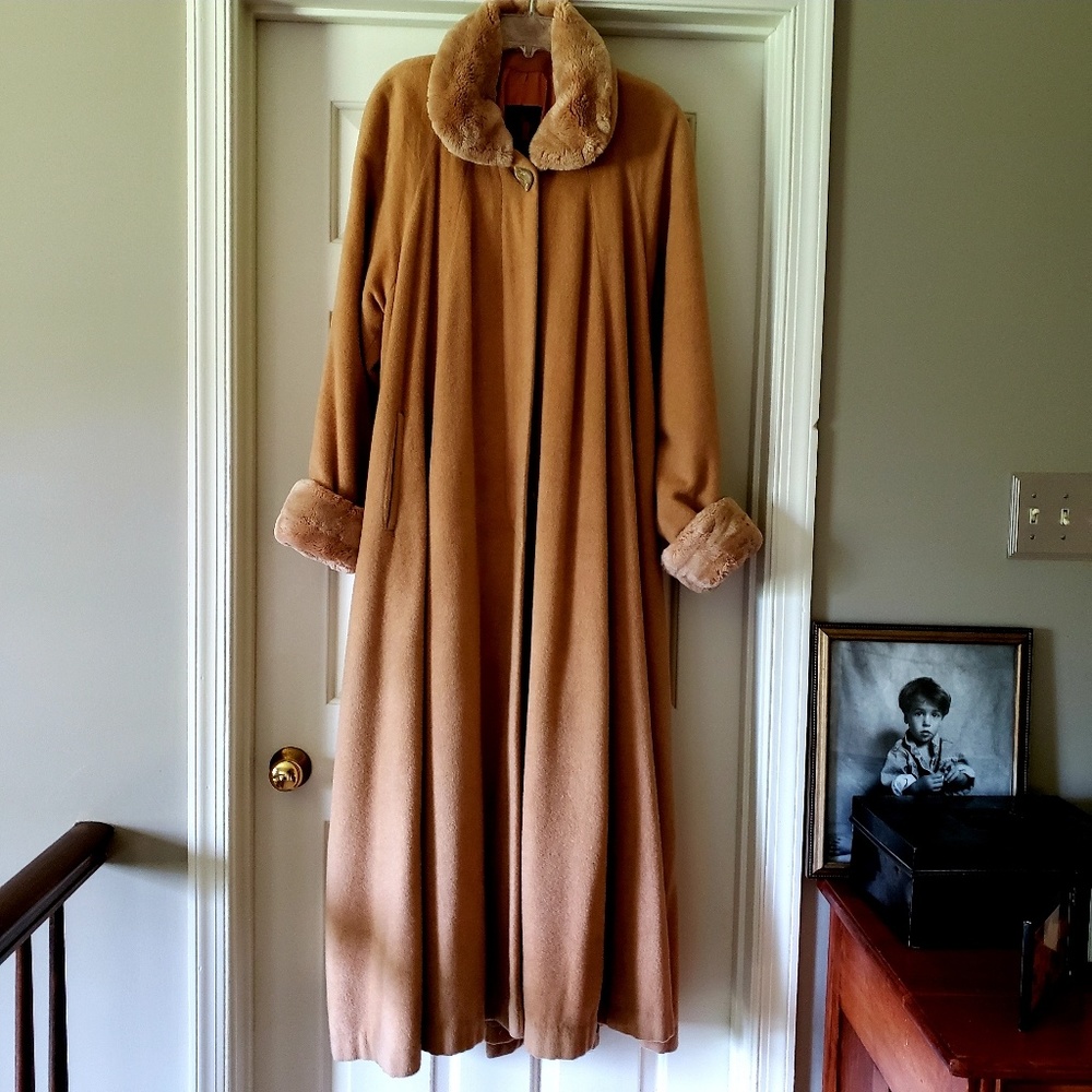 🐫WOOL CAMEL W/Beaver Trim Collar and Cuffs